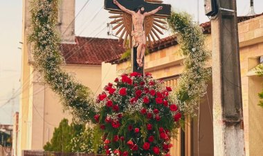 Coroa de flores de andor de Senhor do Bonfim é alvo de Polêmica: internautas apontam que formato remete a letra G, inicial do nome do prefeito