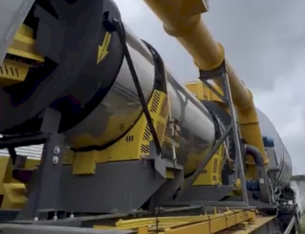 Enquanto mantém usina de asfalto abandonada, gestão Sérgio Reis firma contrato de R$ 5 milhões para recapeamento