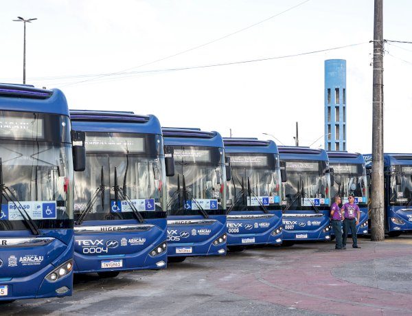 Prefeita de Aracaju entrega mais 15 ônibus elétricos à população