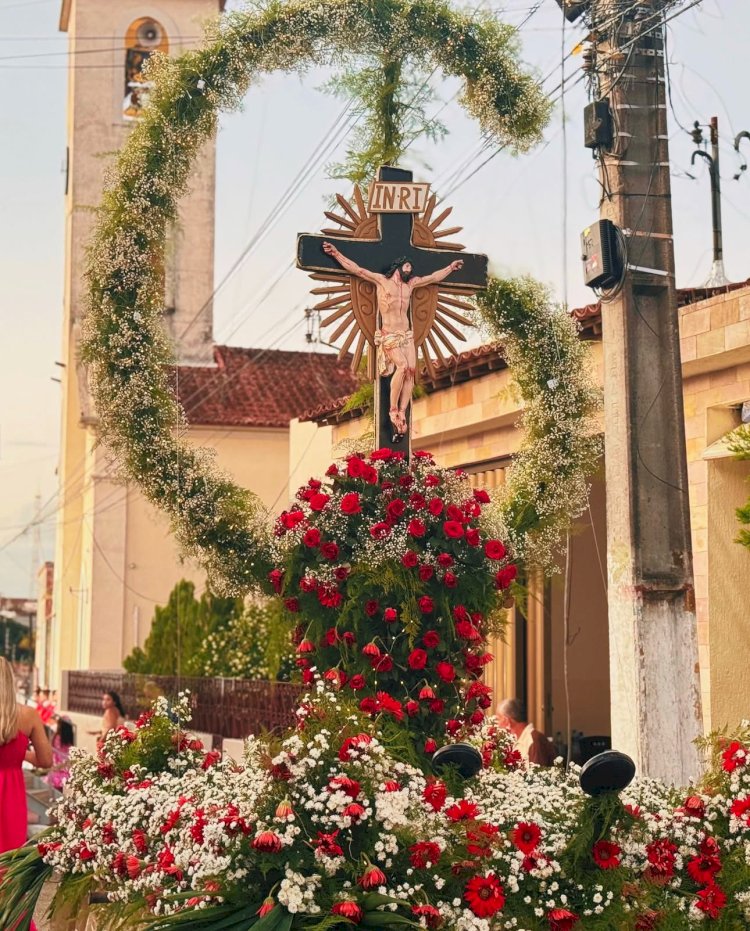 Coroa de flores de andor de Senhor do Bonfim é alvo de Polêmica: internautas apontam que formato remete a letra G, inicial do nome do prefeito