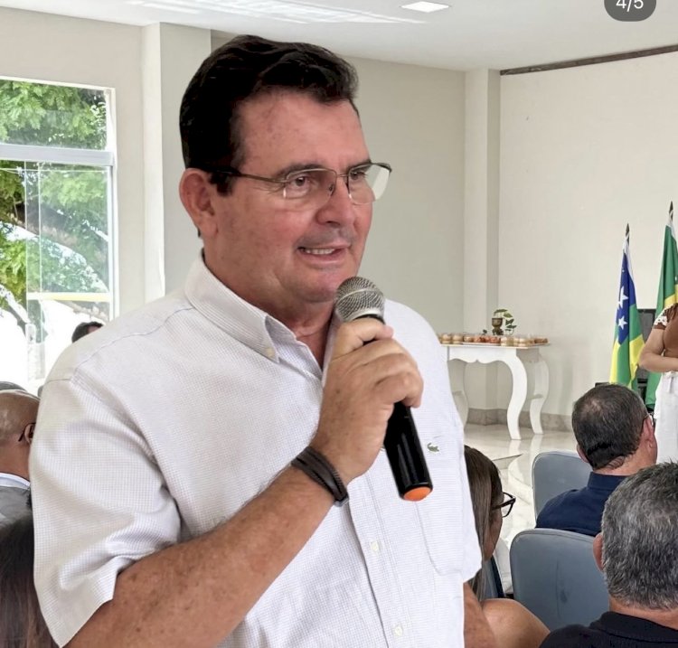 Prefeito Luciano de Menininha reage a críticas e manda ouvinte “pegar as trouxinhas e se mudar” para outra cidade