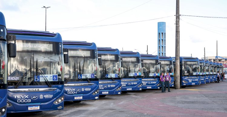 Prefeita de Aracaju entrega mais 15 ônibus elétricos à população